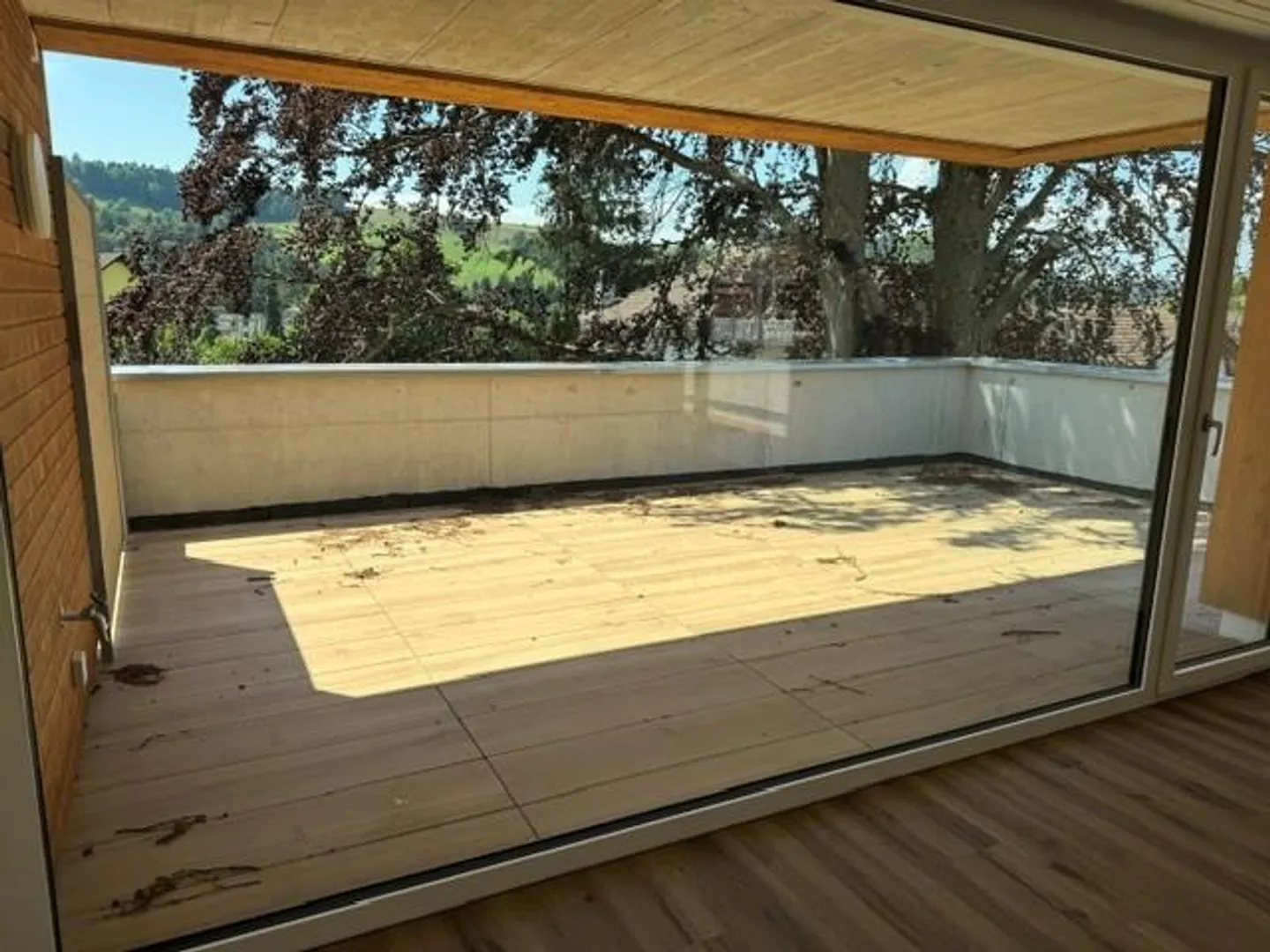 Charmante appartement en attique de 3,5 pièces à Huttwil, grand balcon, nouvelle construction première occupation - Photo 2 sur 13