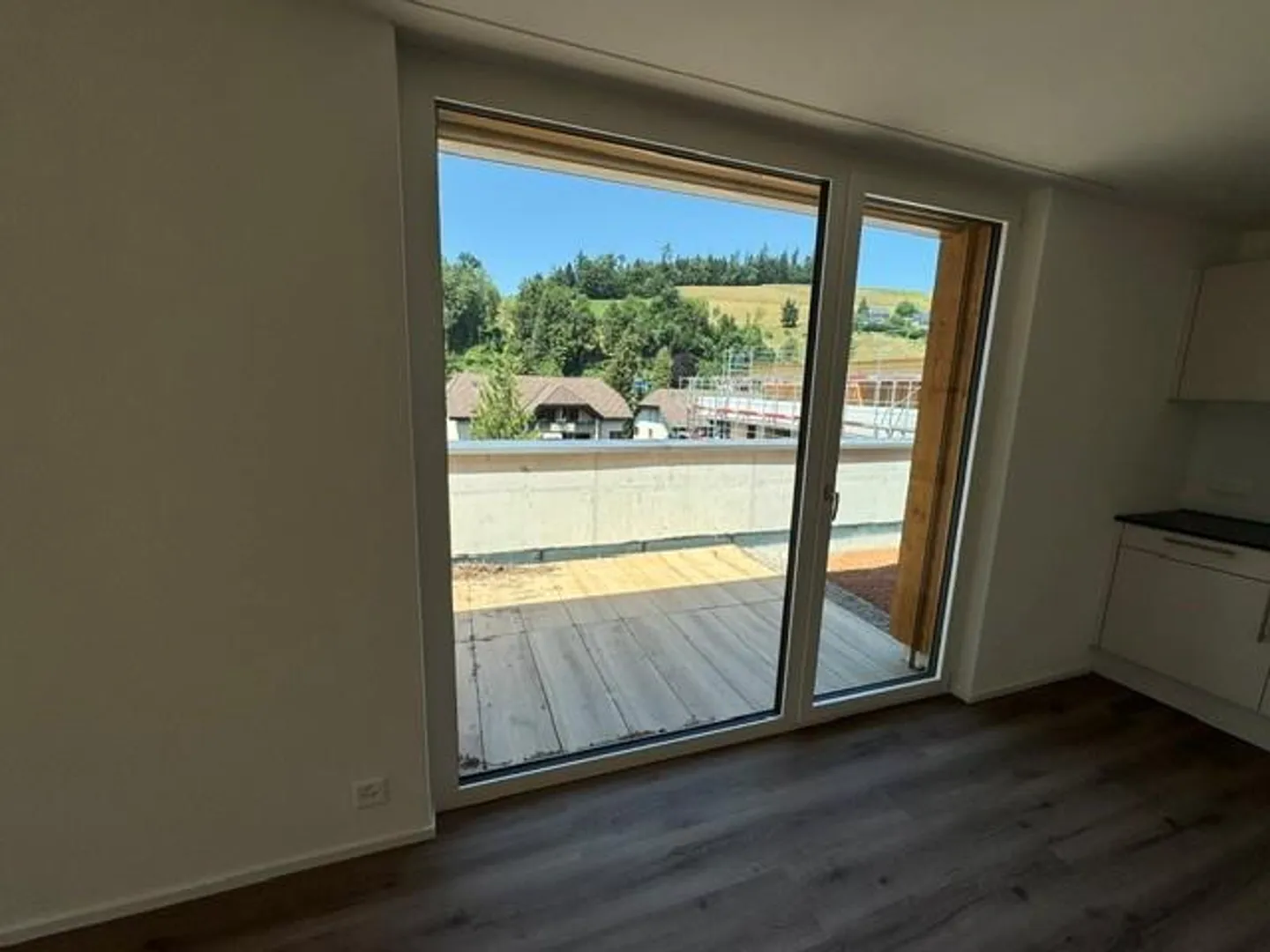 Charmante appartement en attique de 3,5 pièces à Huttwil, grand balcon, nouvelle construction première occupation - Photo 3 sur 13