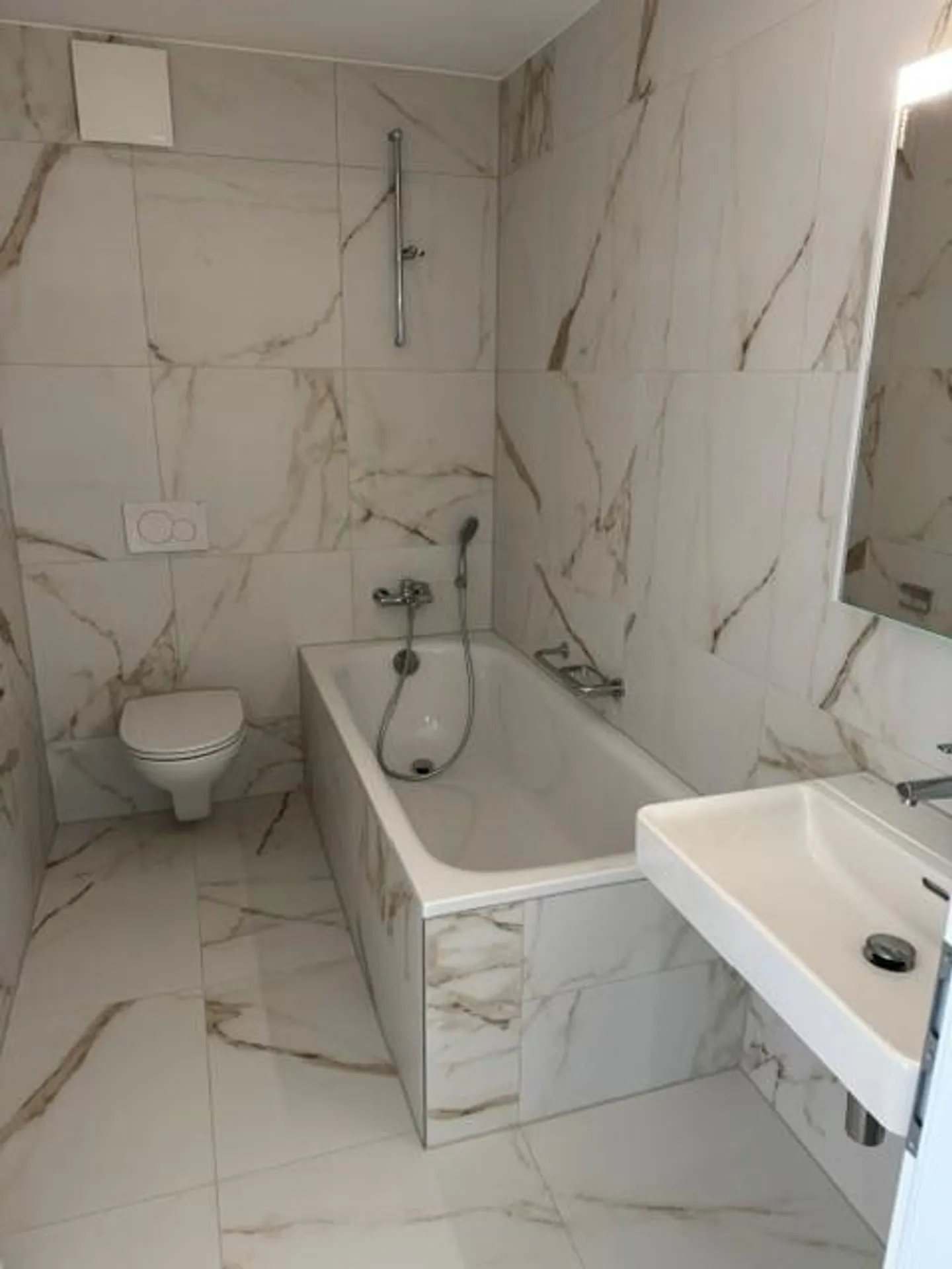 Charmante appartement en attique de 3,5 pièces à Huttwil, grand balcon, nouvelle construction première occupation - Photo 12 sur 13