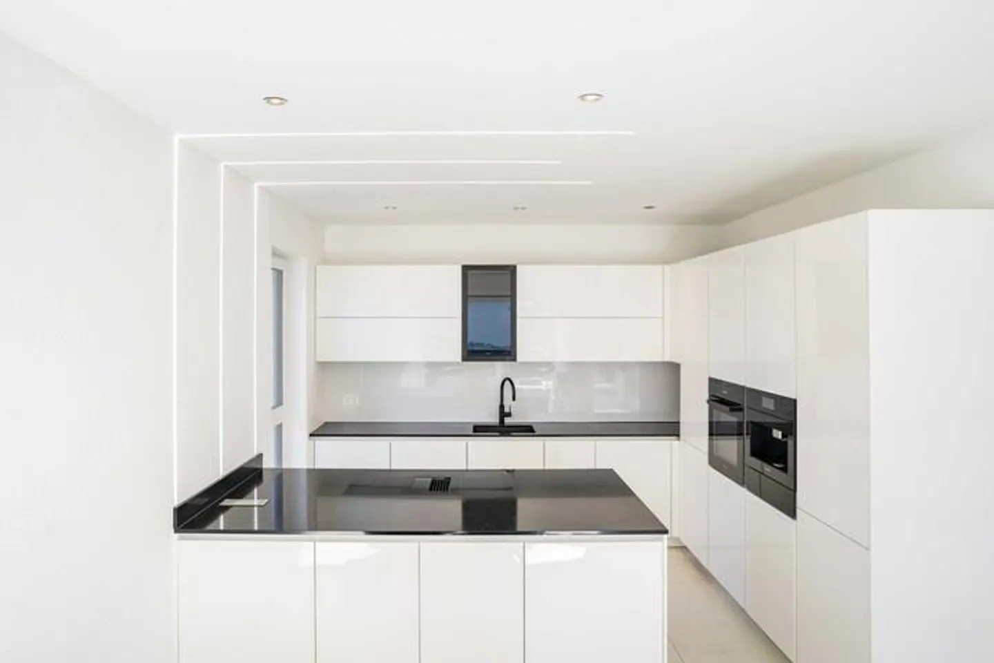 CASA UNIFAMILIARE DI 6.5 LOCALI COMPLETAMENTE RISTRUTTURATA IN POSIZIONE INTELLIGENTE - Foto 3 di 8