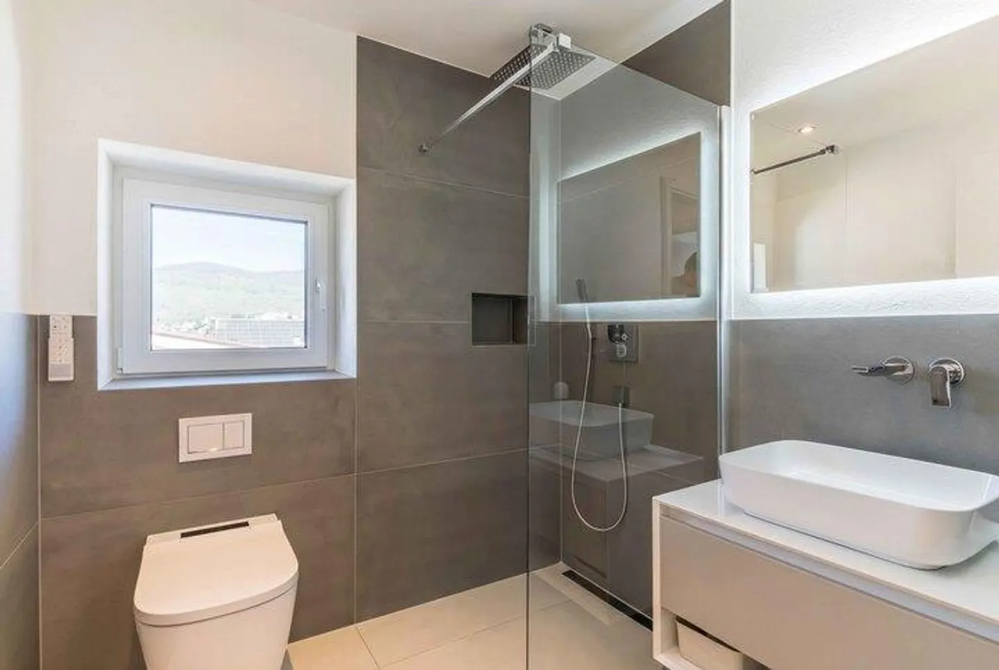 CASA UNIFAMILIARE DI 6.5 LOCALI COMPLETAMENTE RISTRUTTURATA IN POSIZIONE INTELLIGENTE - Foto 7 di 8
