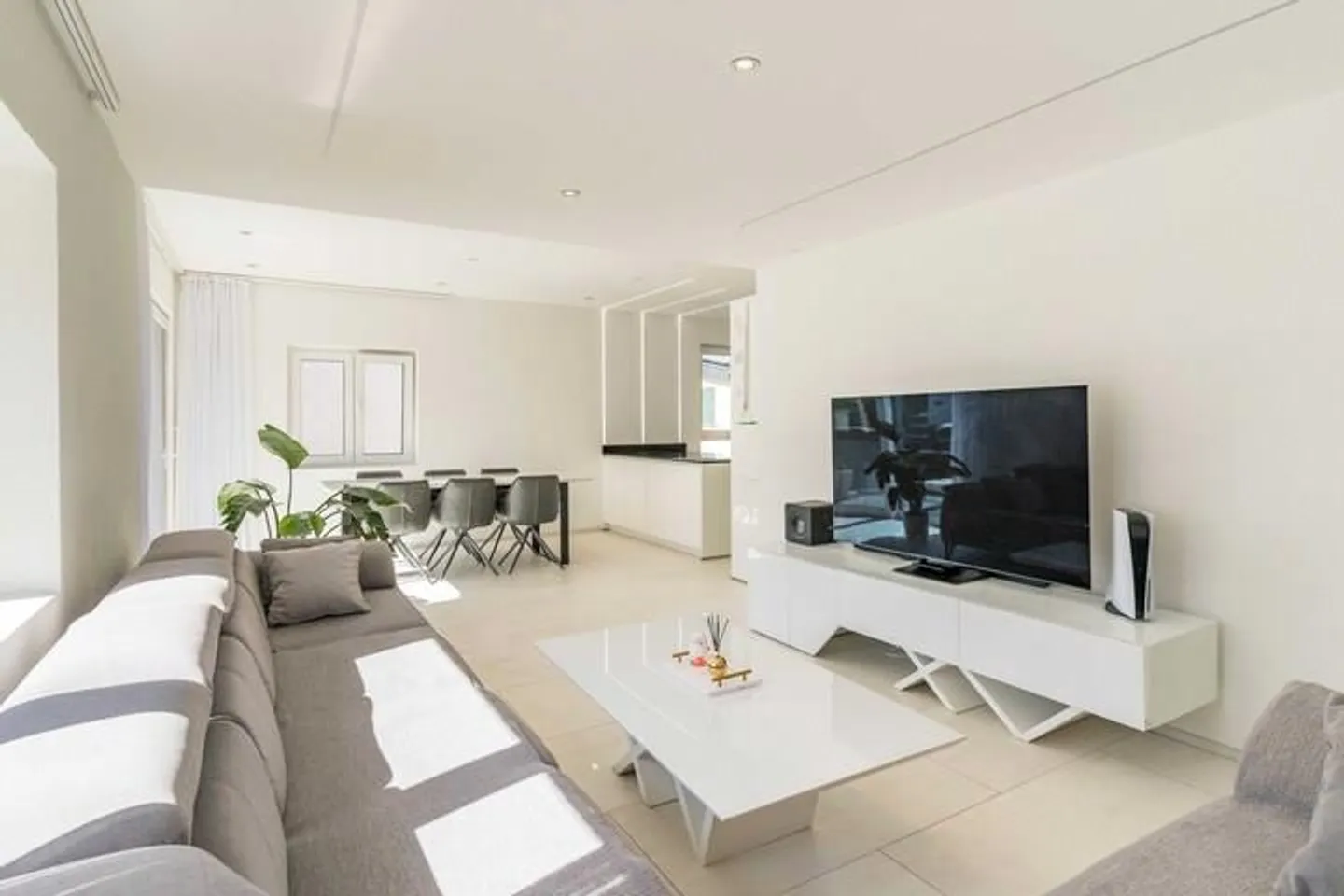 CASA UNIFAMILIARE DI 6.5 LOCALI COMPLETAMENTE RISTRUTTURATA IN POSIZIONE INTELLIGENTE - Foto 2 di 8