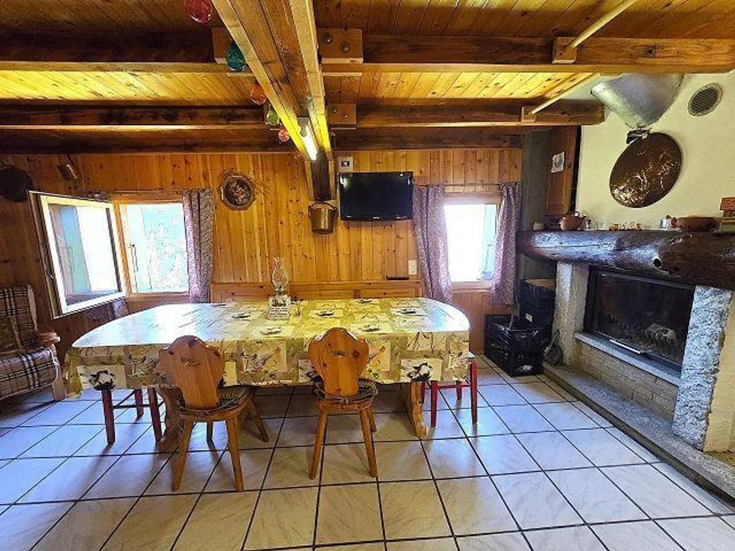 Maison rustique de 3,5 pièces dans un emplacement très calme et ensoleillé avec de belles vues - Photo 5 sur 40
