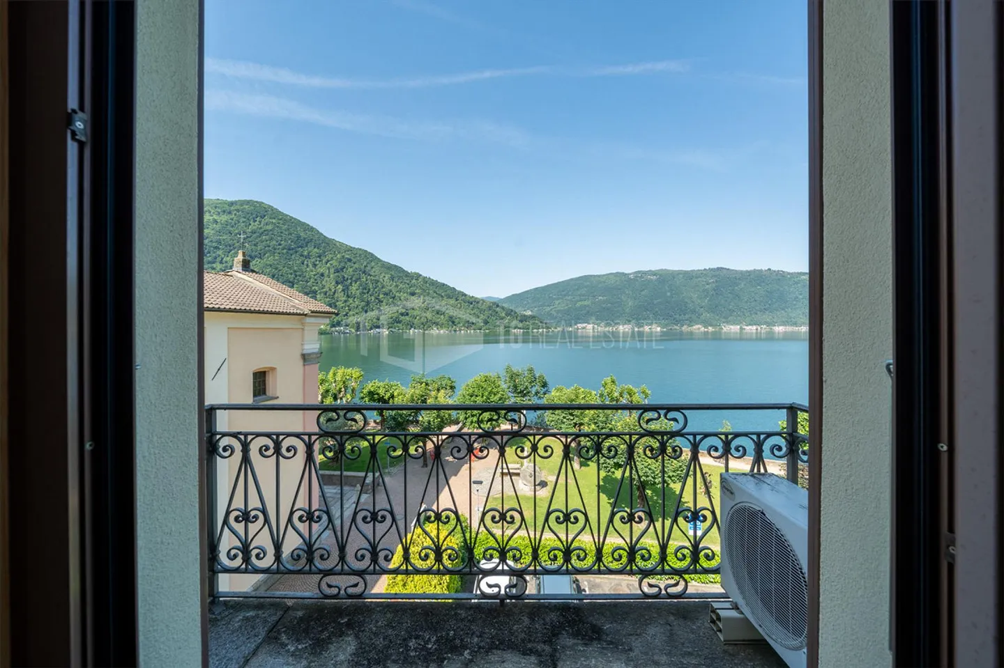Attic with lake view in an elegant historic complex - Photo 12 of 13