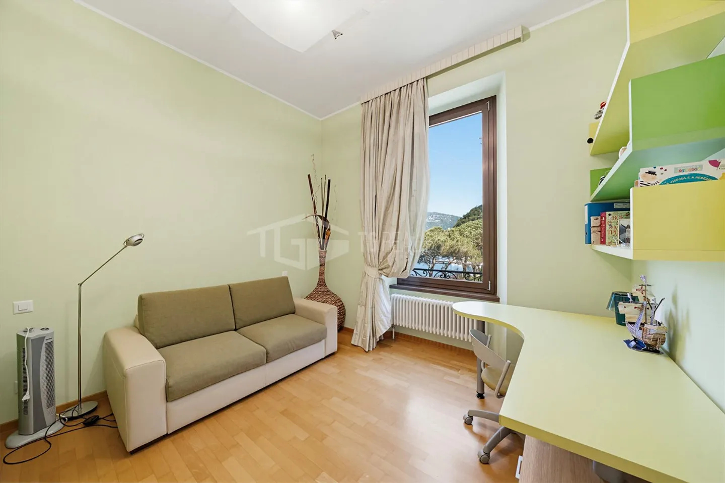 Attic with lake view in an elegant historic complex - Photo 13 of 13