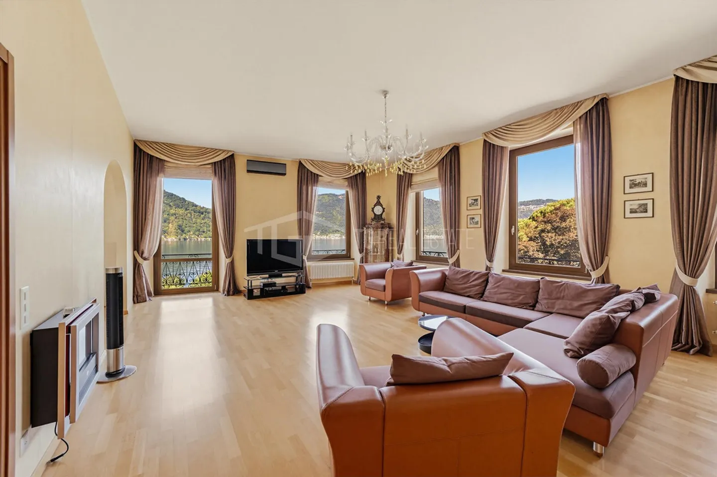 Attic with lake view in an elegant historic complex - Photo 6 of 13