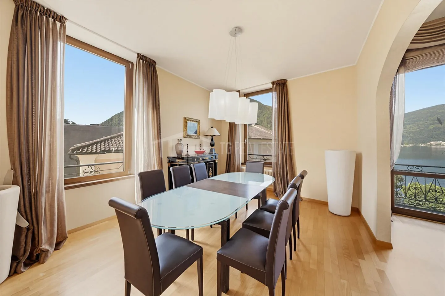 Attic with lake view in an elegant historic complex - Photo 7 of 13