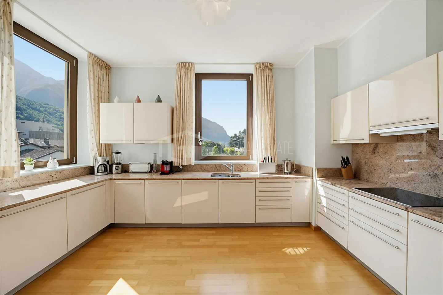 Attic with lake view in an elegant historic complex - Photo 8 of 13