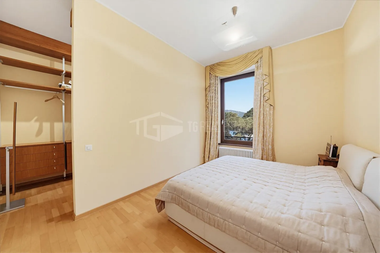 Attic with lake view in an elegant historic complex - Photo 10 of 13