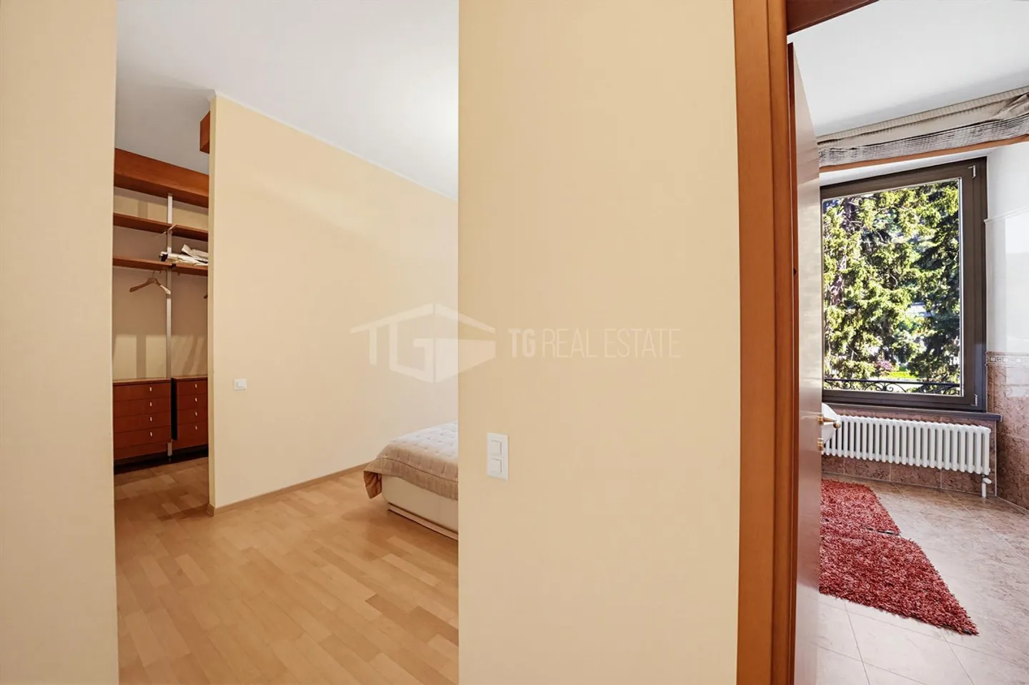 Attic with lake view in an elegant historic complex - Photo 9 of 13