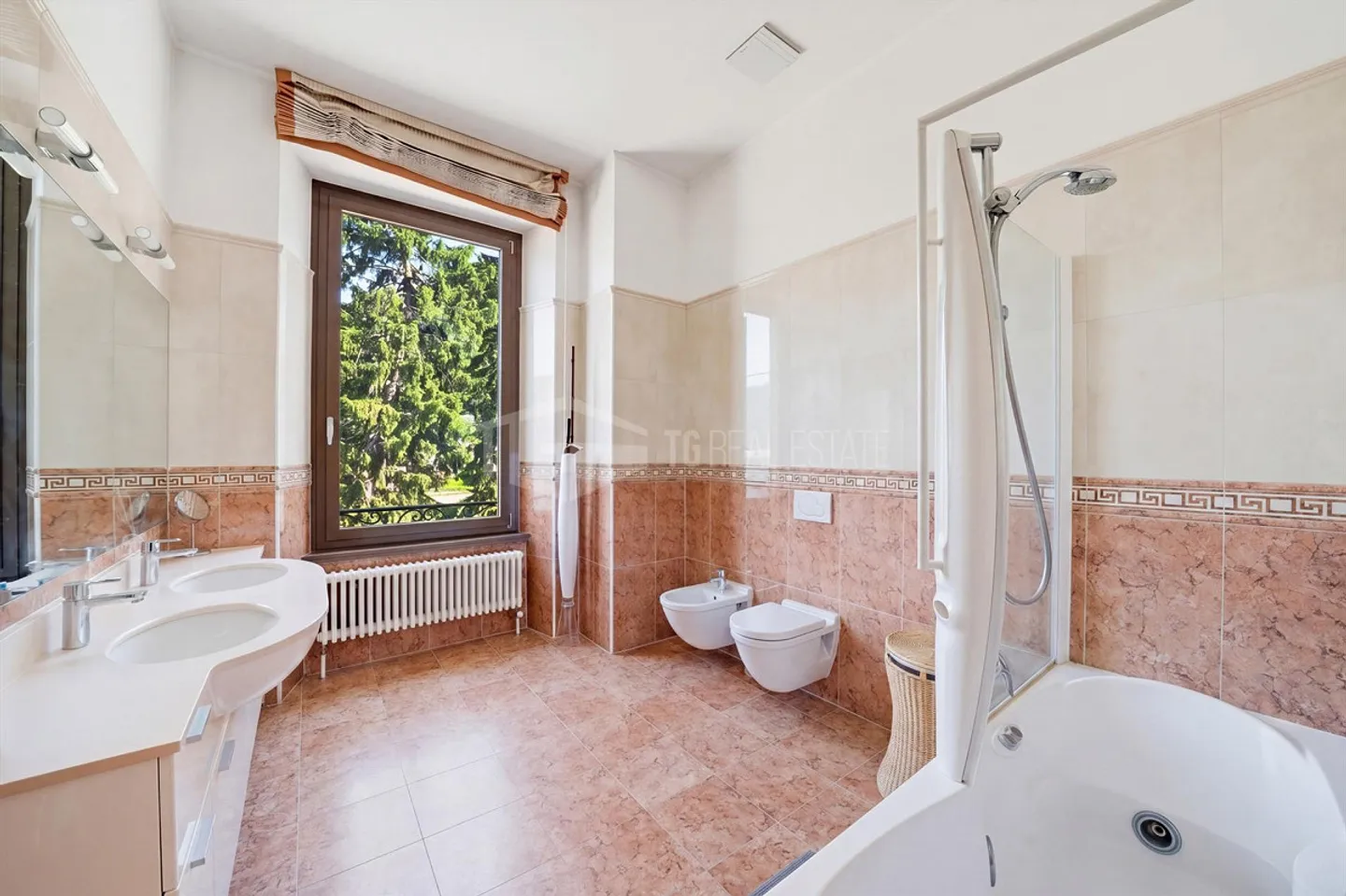 Attic with lake view in an elegant historic complex - Photo 11 of 13