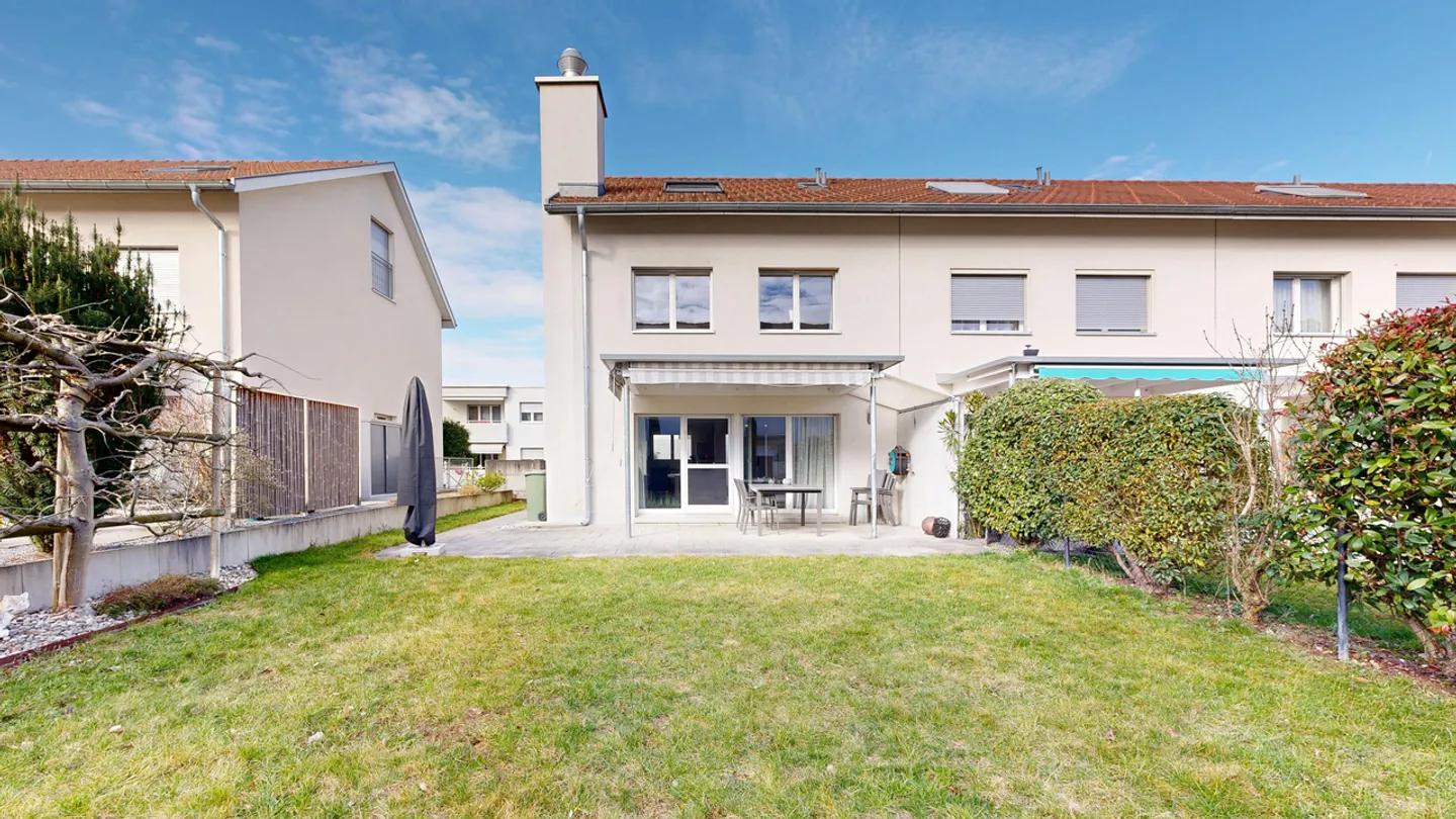 6.5-Room Corner House in Leasehold with Parking Space - Photo 1 of 19