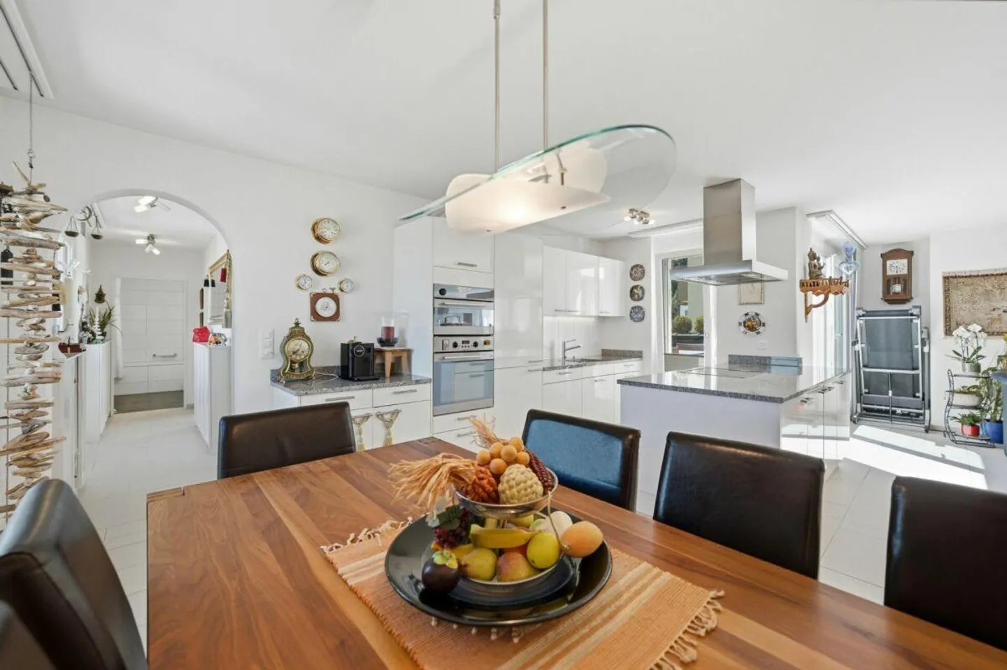 Au-dessus des toits de Dielsdorf : Bijou de toit luxueux avec vue dégagée... - Photo 3 sur 13