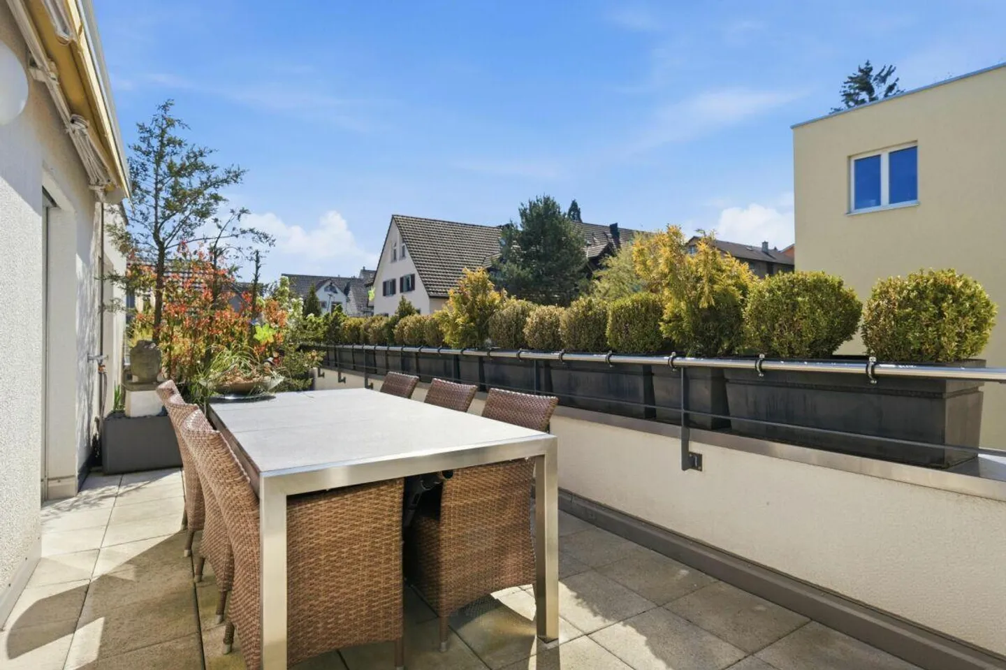 Au-dessus des toits de Dielsdorf : Bijou de toit luxueux avec vue dégagée... - Photo 12 sur 13