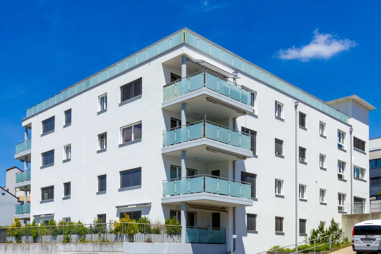 Spacious, bright 3 1/2 attic apartment directly at Aadorf train station - Photo 1 of 4