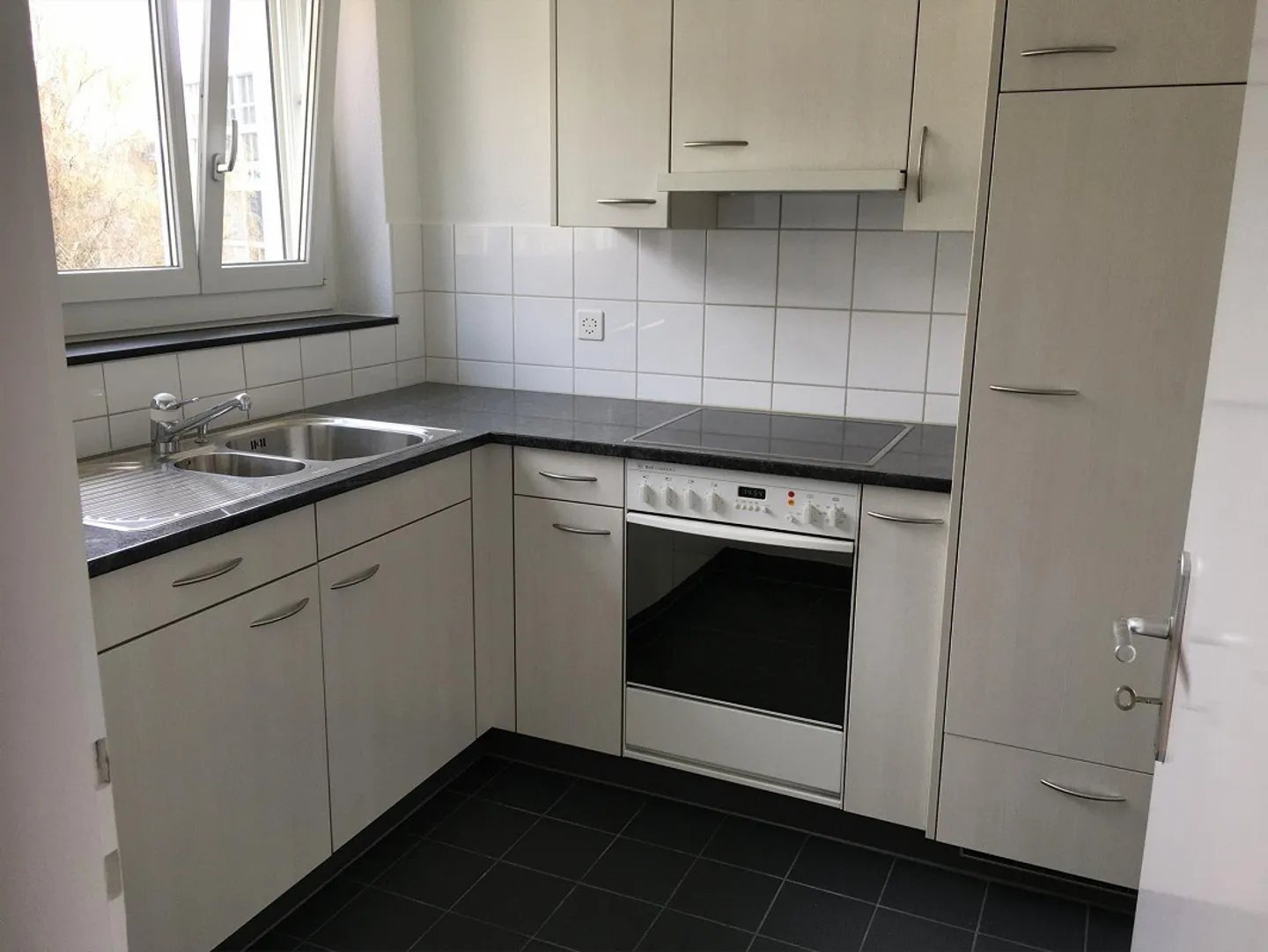 Between Aare and Train Station - Popular Scherzligweg - Photo 2 of 6