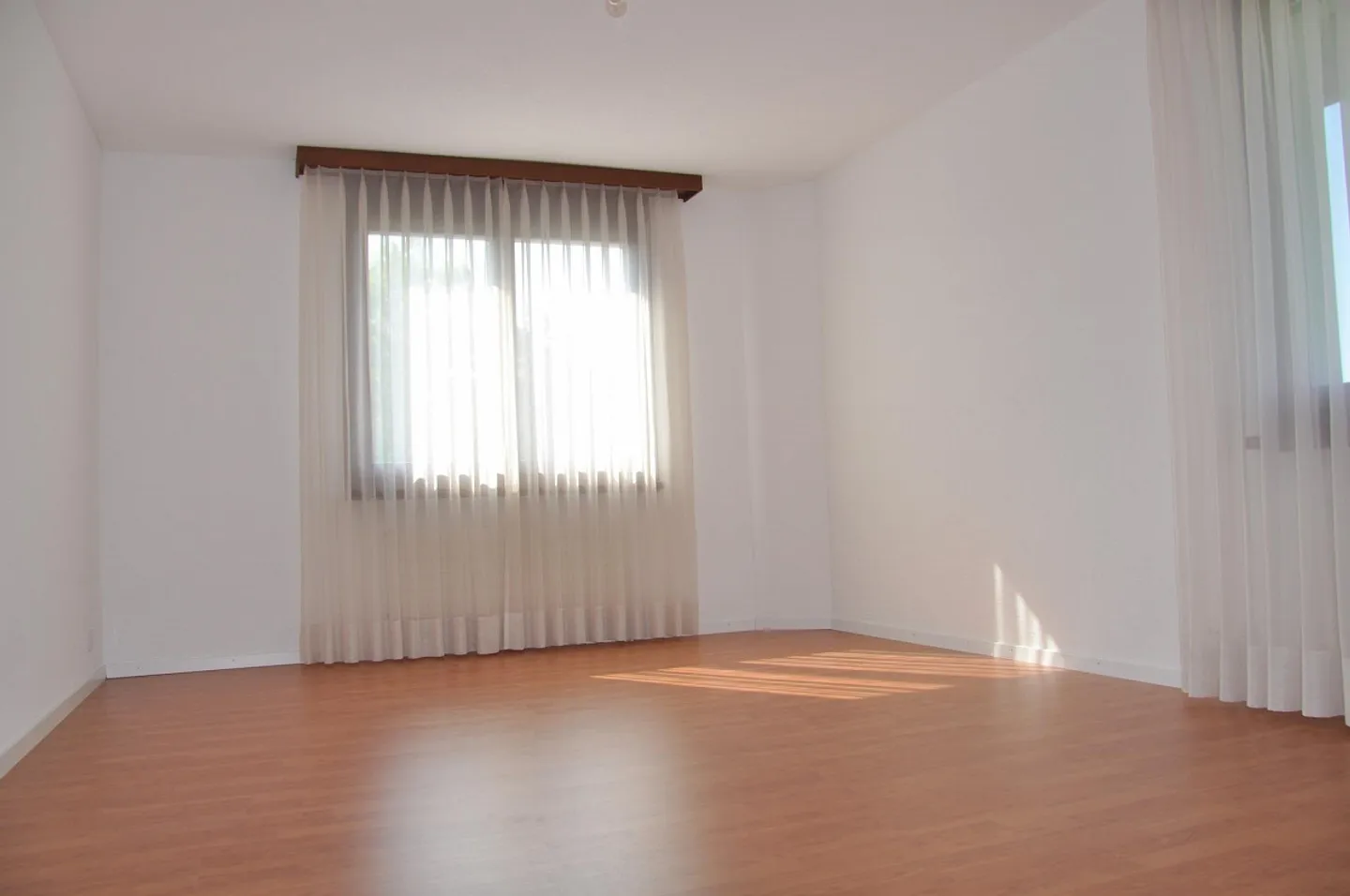 Maison familiale jumelée spacieuse de 6,5 pièces - Photo 4 sur 11