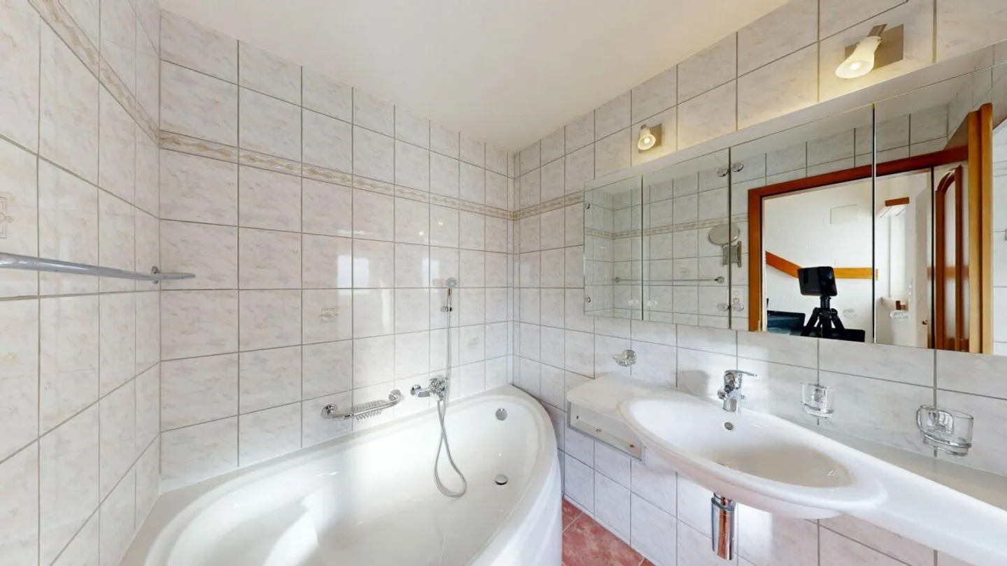 6.0 Room Single Family House with Large Garden - Photo 13 of 16