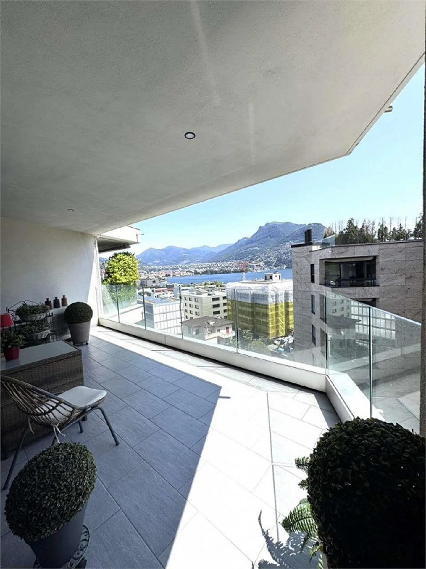 Grand appartement de 4,5 pièces au dernier étage avec vue sur le lac - Photo 4 sur 12