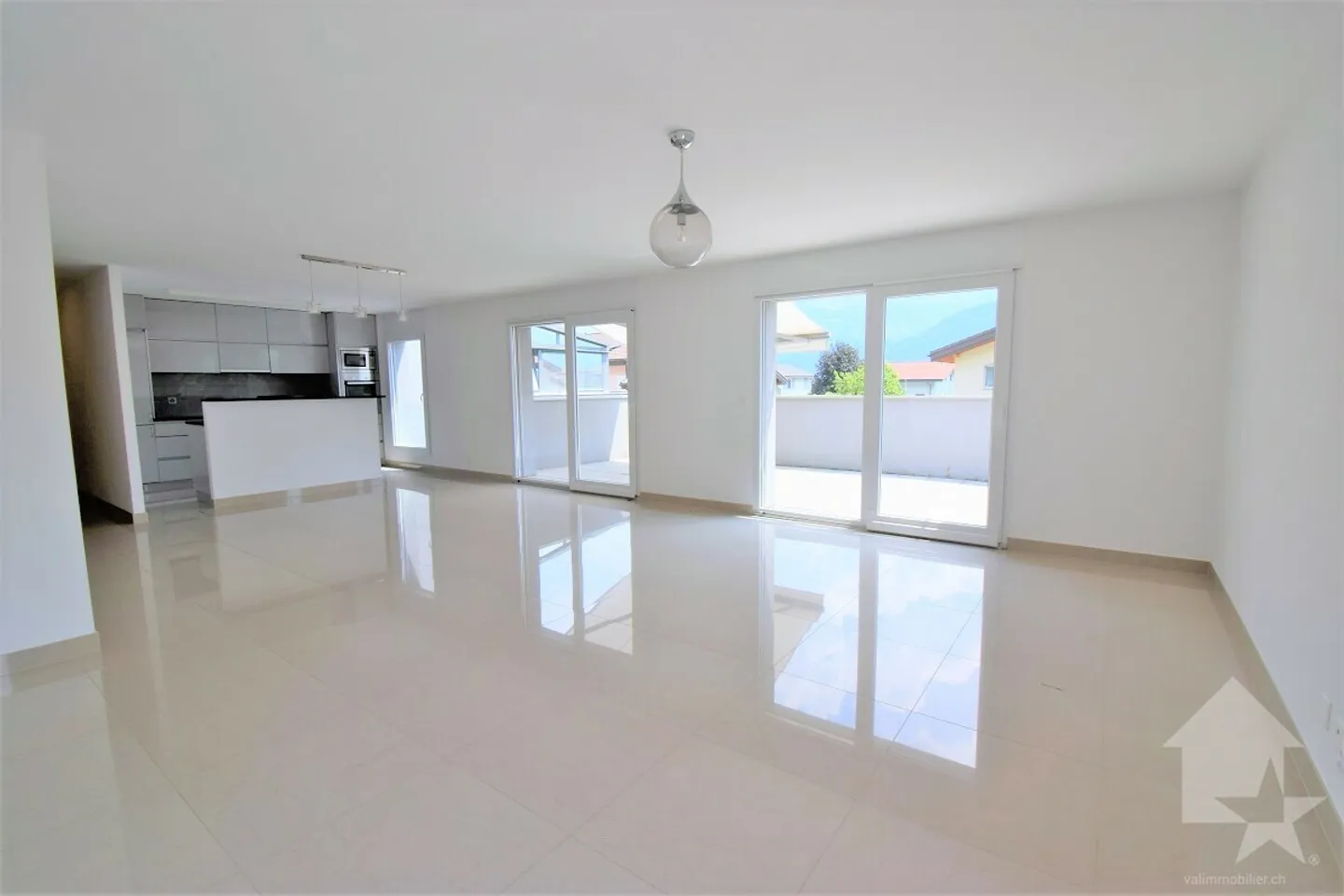 Attico di 4,5 stanze con una grande terrazza e 3 posti auto - Foto 4 di 13