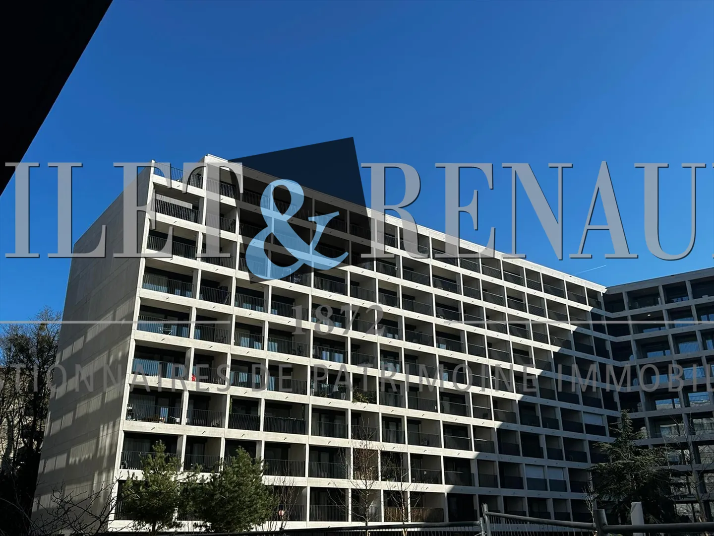 Place à motos couverte - Photo 1 sur 1