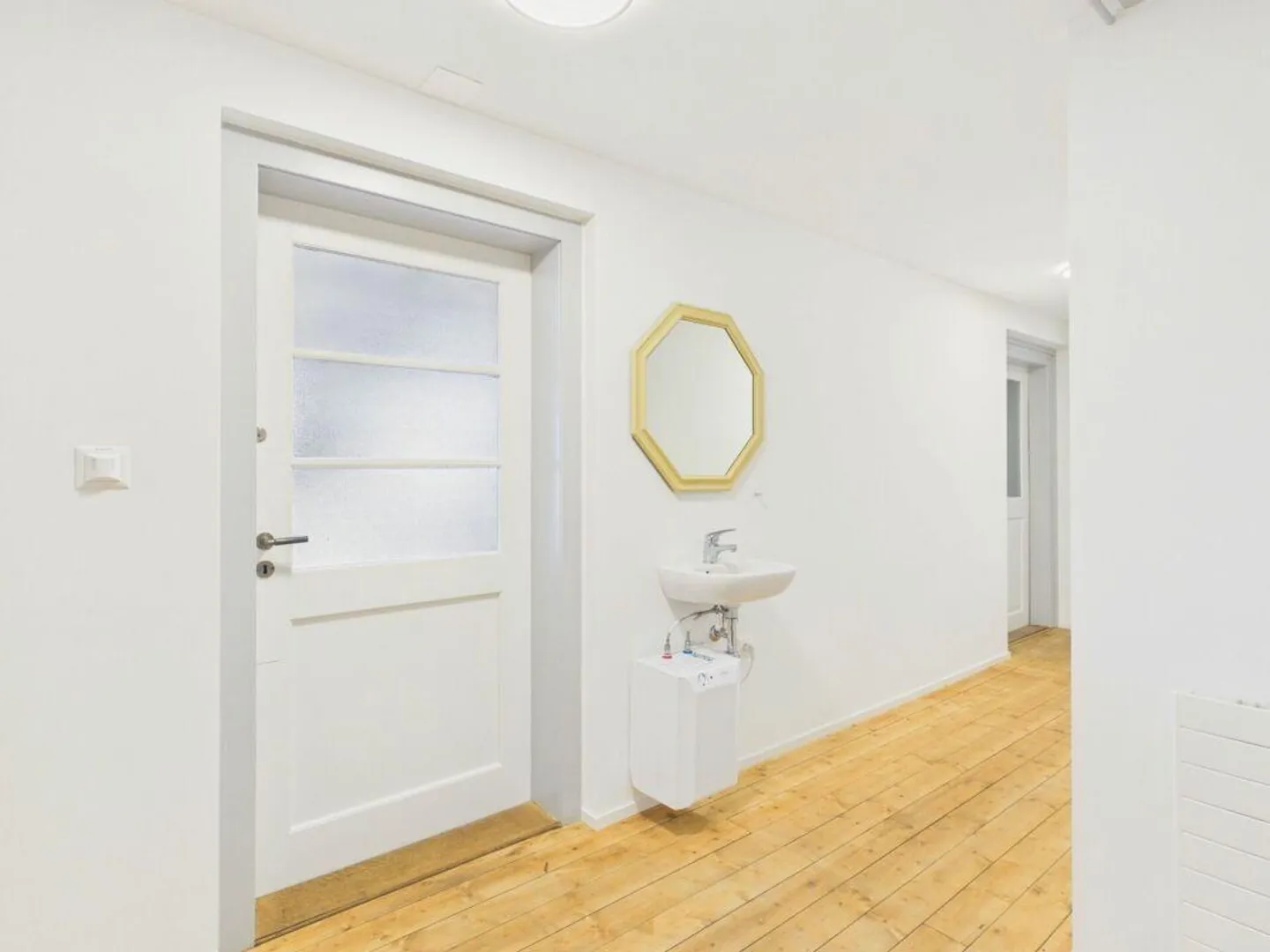 Bright Studio/Single Office with Charm for Rent - Photo 4 of 6