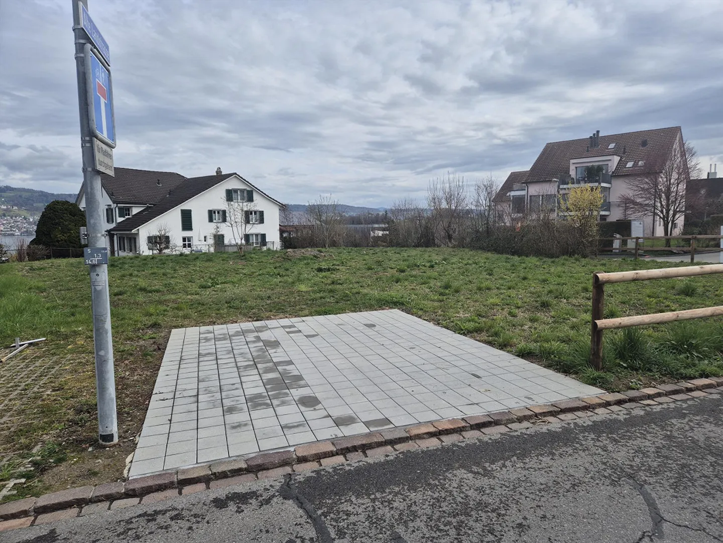 Ungedeckter Parkplatz in Au-Wädenswil (Unterort) zu vermieten - Foto 1 von 1