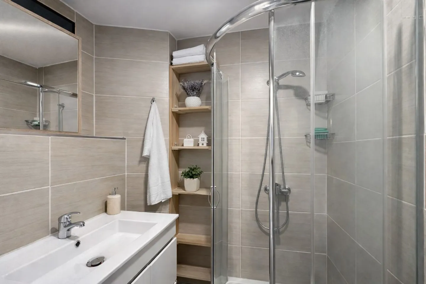 Property with 3 rental apartments yielding 4.4% and small bonus payments! - Photo 13 of 13