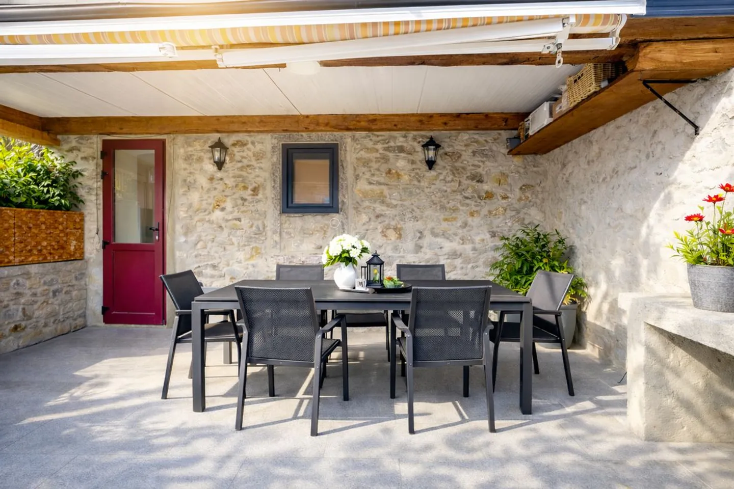 Property with 3 rental apartments yielding 4.4% and small bonus payments! - Photo 10 of 13