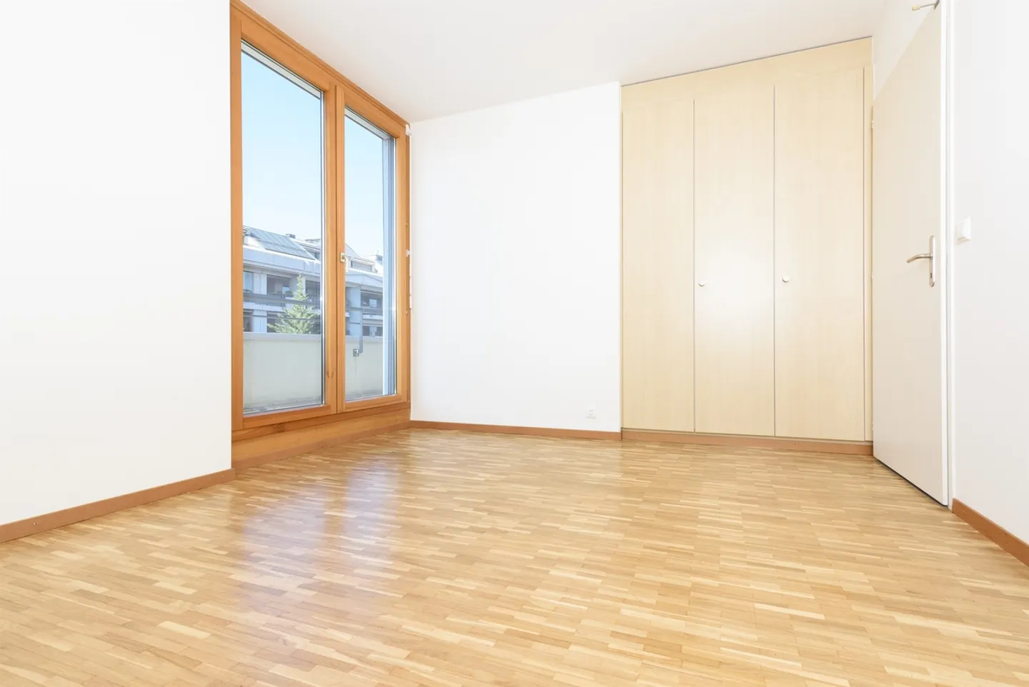 Enjoy a superb corner terrace in a residential area - Photo 6 of 9