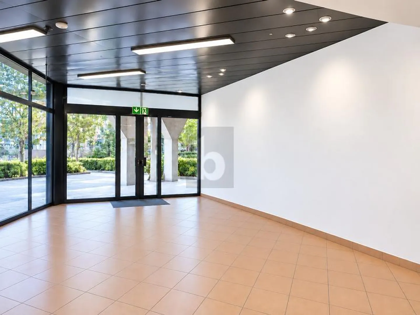 IDEAL LOCATION, SPACIOUS AND BRIGHT - Photo 2 of 6