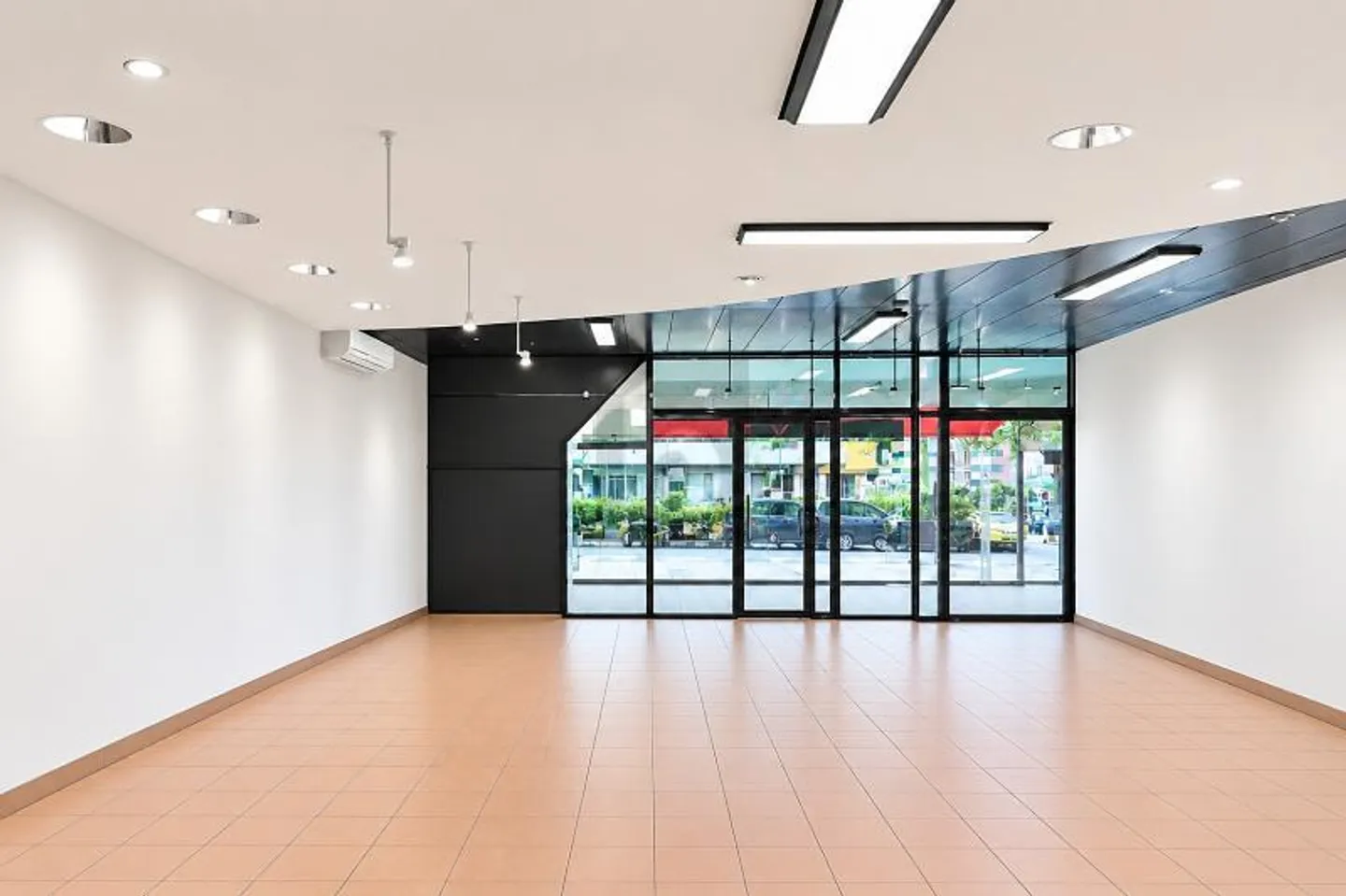 IDEAL LOCATION, SPACIOUS AND BRIGHT - Photo 3 of 6