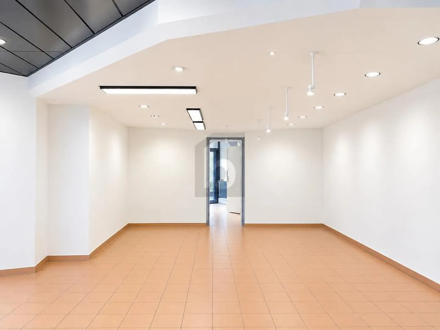 IDEAL LOCATION, SPACIOUS AND BRIGHT - Photo 4 of 6