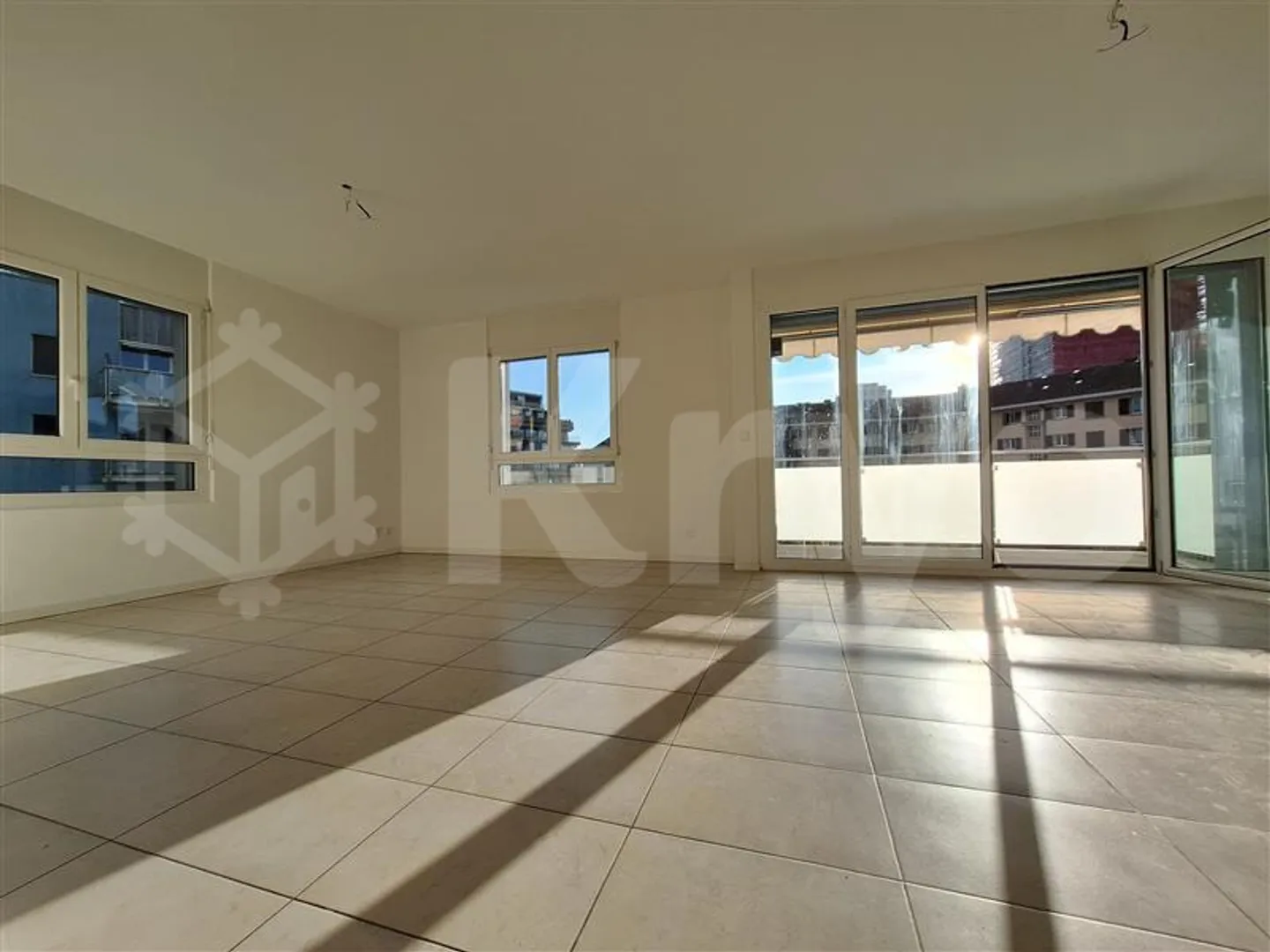 Spacious Apartment with Balcony - Photo 4 of 7