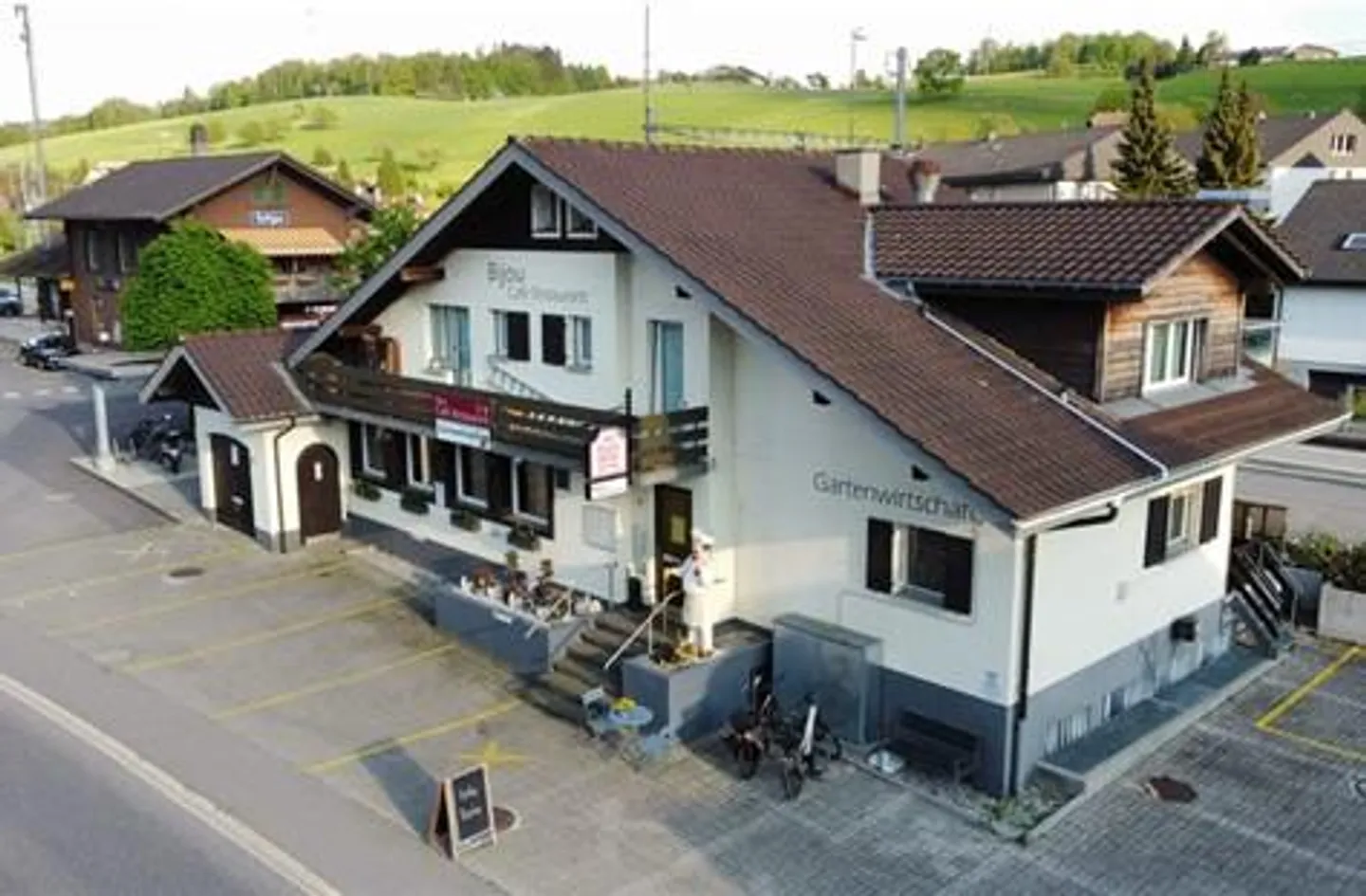 Gewerberäumlichkeiten mit 9 Parkplätzen - Foto 1 von 14