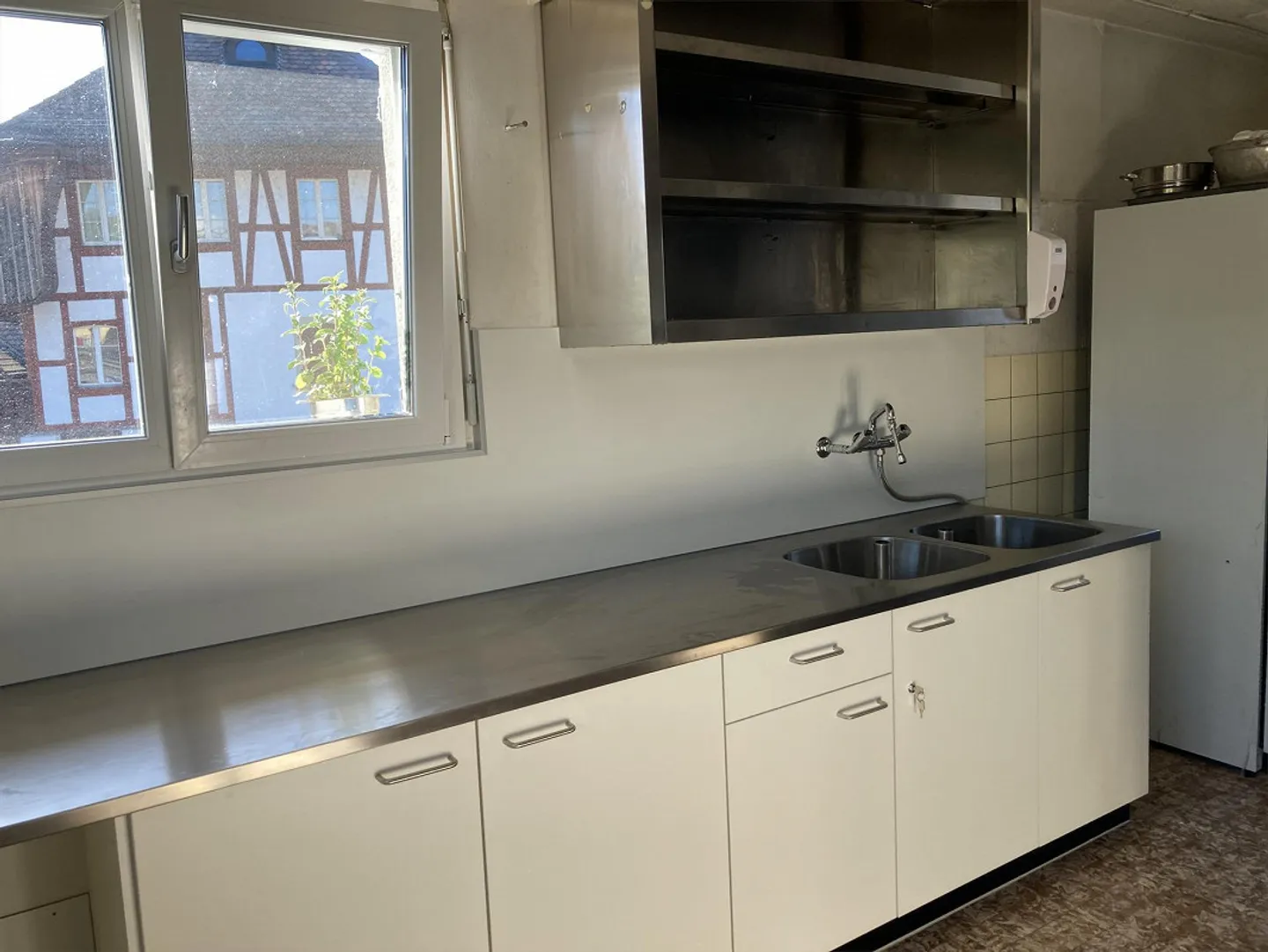 Gewerberäumlichkeiten mit 9 Parkplätzen - Foto 8 von 14