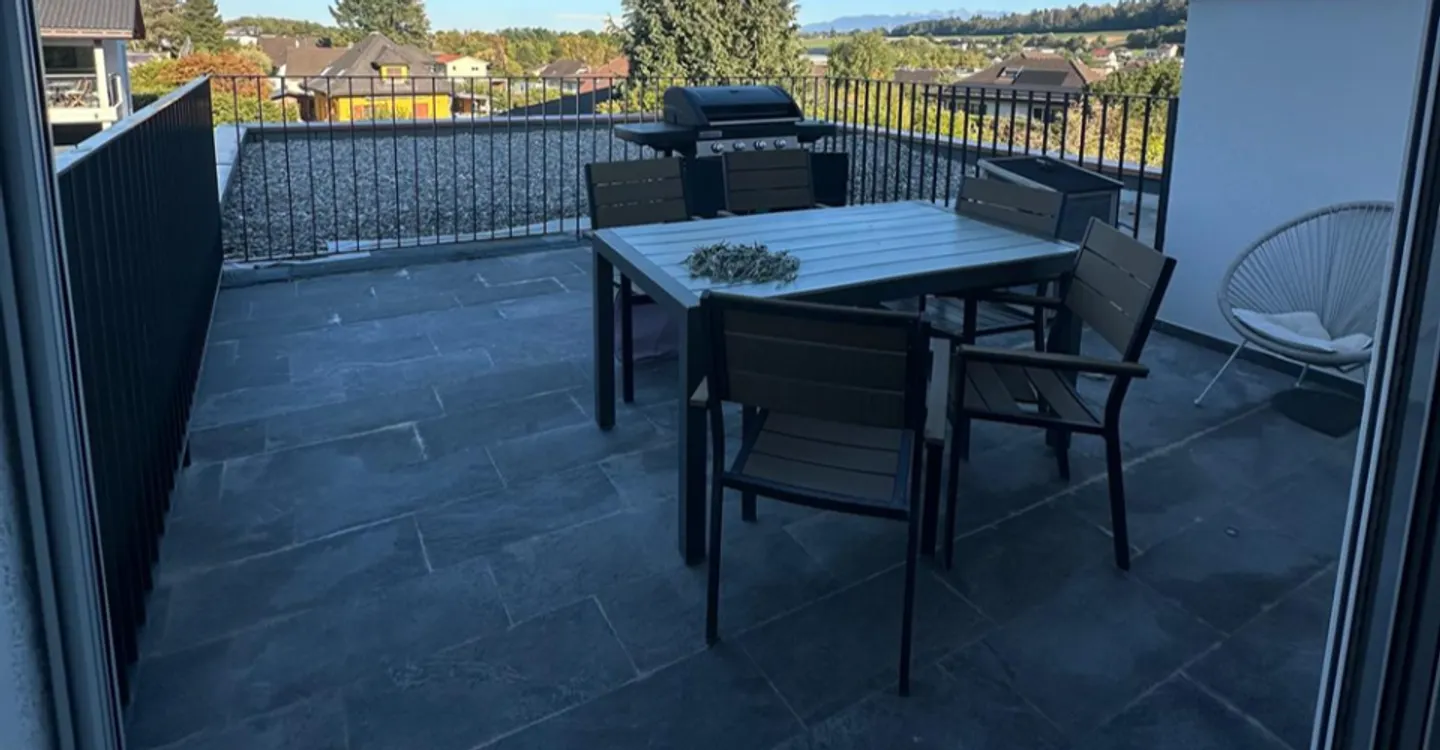 Spacious duplex of approx. 180 m² with terrace and two parking spaces in Corminboeuf - Photo 1 of 14