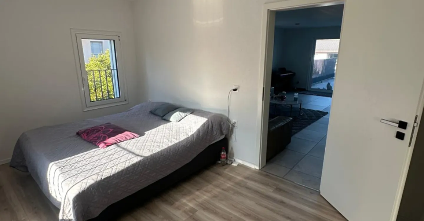 Spacious duplex of approx. 180 m² with terrace and two parking spaces in Corminboeuf - Photo 2 of 14