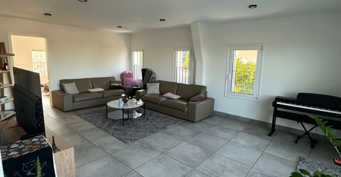 Spacious duplex of approx. 180 m² with terrace and two parking spaces in Corminboeuf - Photo 8 of 14