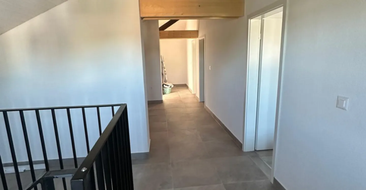 Spacious duplex of approx. 180 m² with terrace and two parking spaces in Corminboeuf - Photo 10 of 14