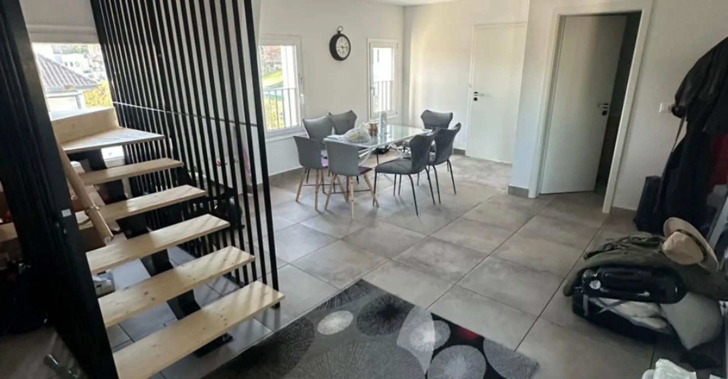 Spacious duplex of approx. 180 m² with terrace and two parking spaces in Corminboeuf - Photo 5 of 14