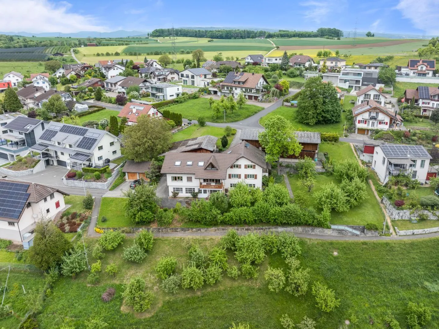 Spacious family house with two attached apartments, various hobby, parking, and storage options including building land parcel - Photo 4 of 7