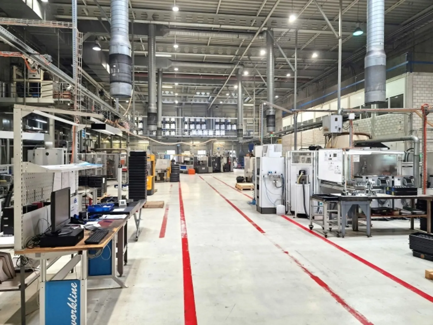 Capannone industriale di 3.000 m2, alto 10 m, accessibile ai camion, con gru da 8 t e alta capacità di carico a terra - Foto 5 di 8
