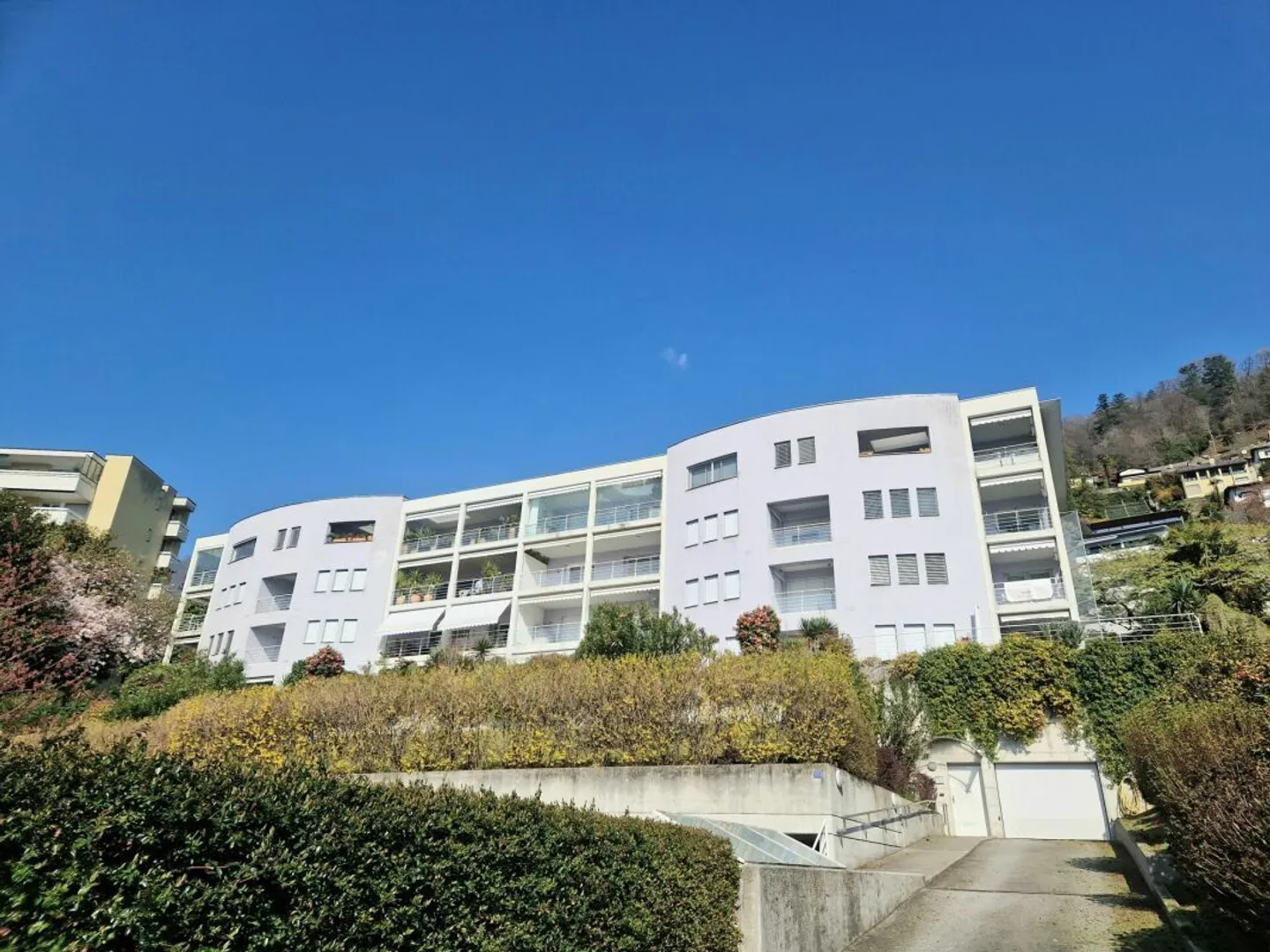 ZU VERKAUFEN IN MINUSIO - GERÄUMIGE 4.5-ZIMMER-WOHNUNG IM EG MIT SEEBLICK (SEKUNDÄRE WOHNUNG) - Foto 2 von 30