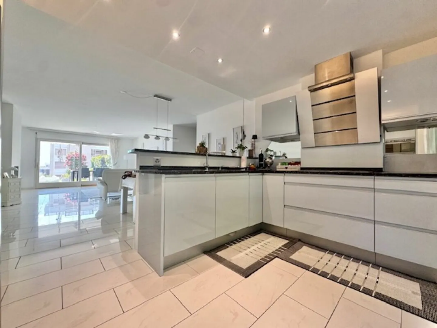 ZU VERKAUFEN IN MINUSIO - GERÄUMIGE 4.5-ZIMMER-WOHNUNG IM EG MIT SEEBLICK (SEKUNDÄRE WOHNUNG) - Foto 3 von 30