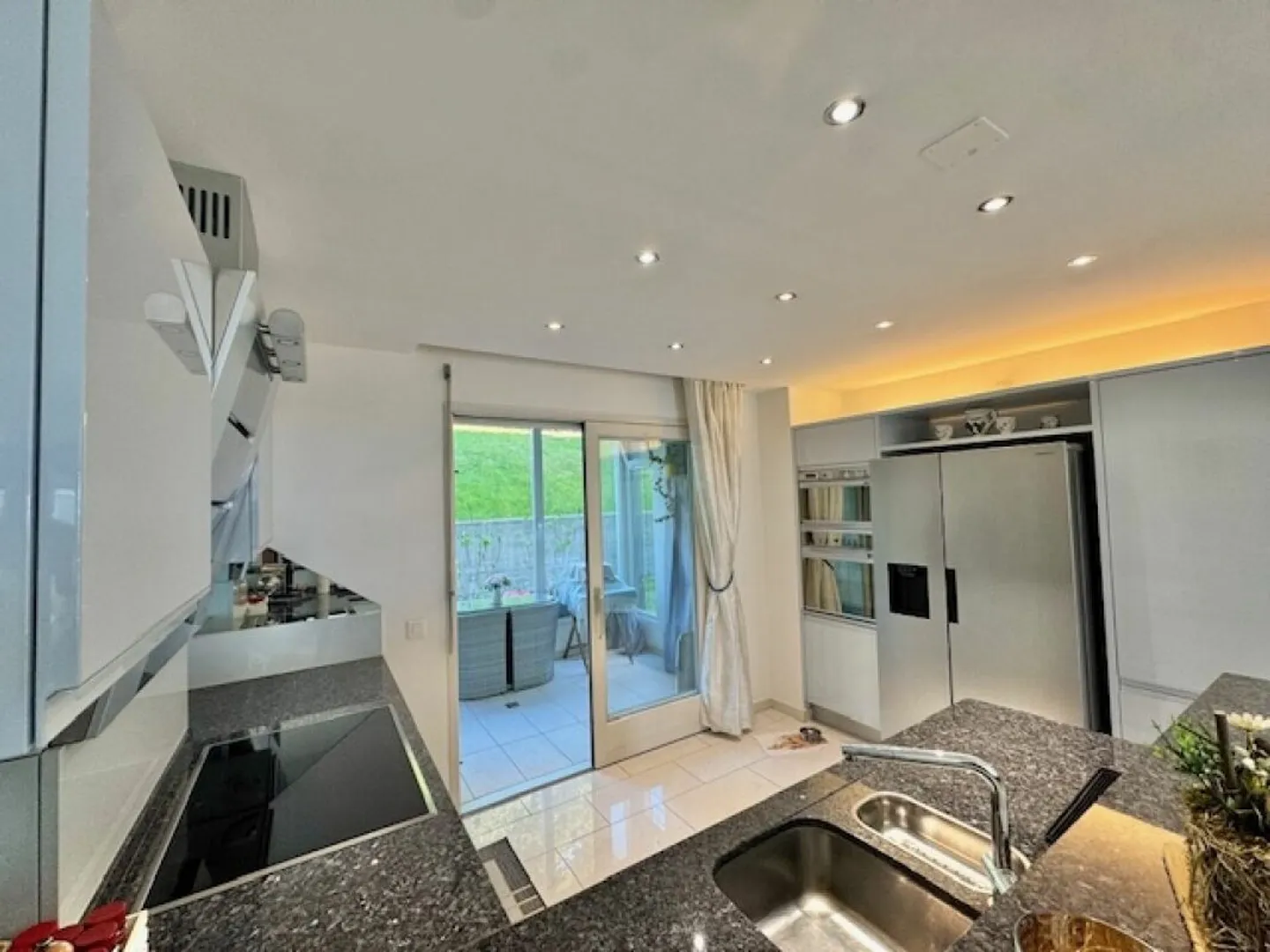 ZU VERKAUFEN IN MINUSIO - GERÄUMIGE 4.5-ZIMMER-WOHNUNG IM EG MIT SEEBLICK (SEKUNDÄRE WOHNUNG) - Foto 4 von 30