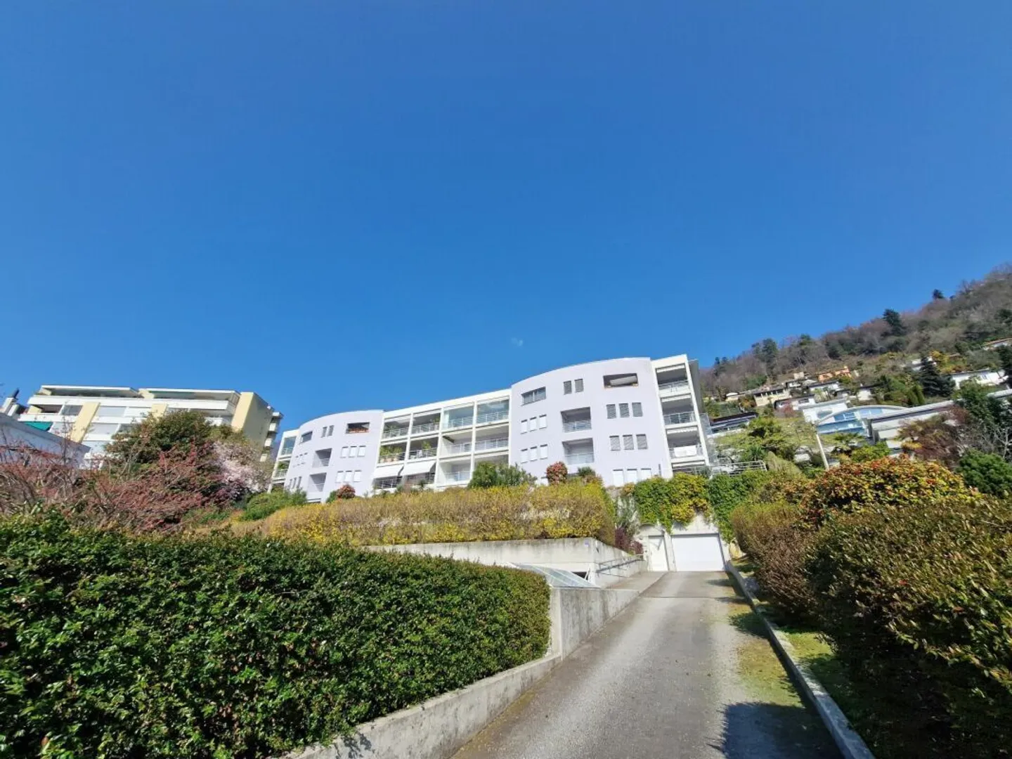 ZU VERKAUFEN IN MINUSIO - GERÄUMIGE 4.5-ZIMMER-WOHNUNG IM EG MIT SEEBLICK (SEKUNDÄRE WOHNUNG) - Foto 26 von 30