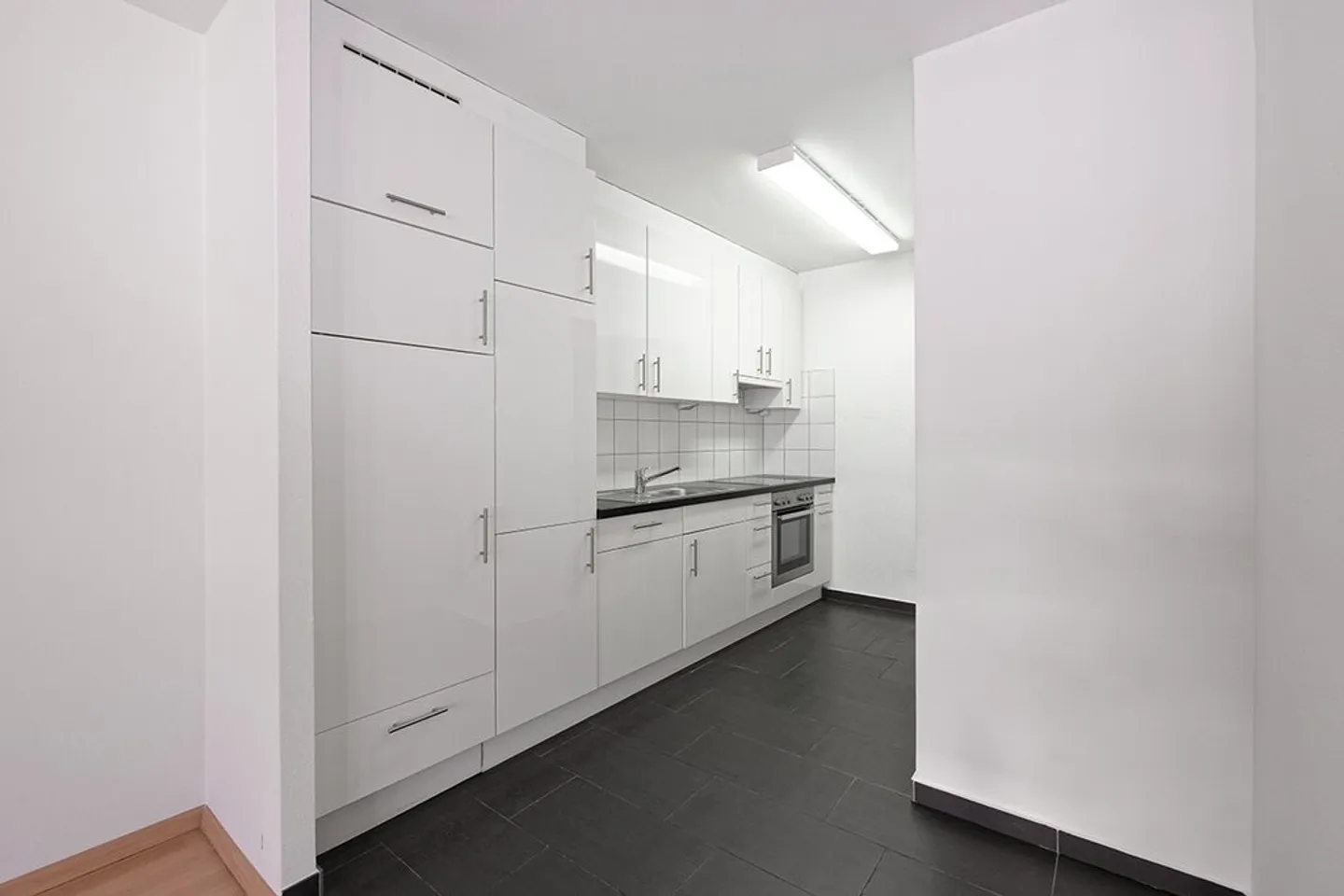 Bright 3-room apartment near the exhibition center - Photo 1 of 8