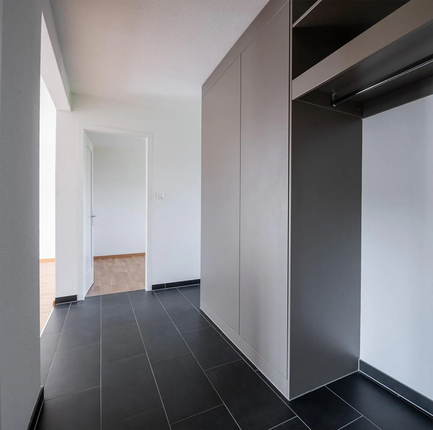 Dreamlike 3-room apartment in the best location with balcony to the greenery - Photo 6 of 8