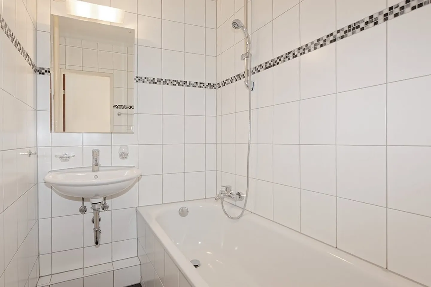 Bright 3-room apartment near the exhibition center - Photo 3 of 8